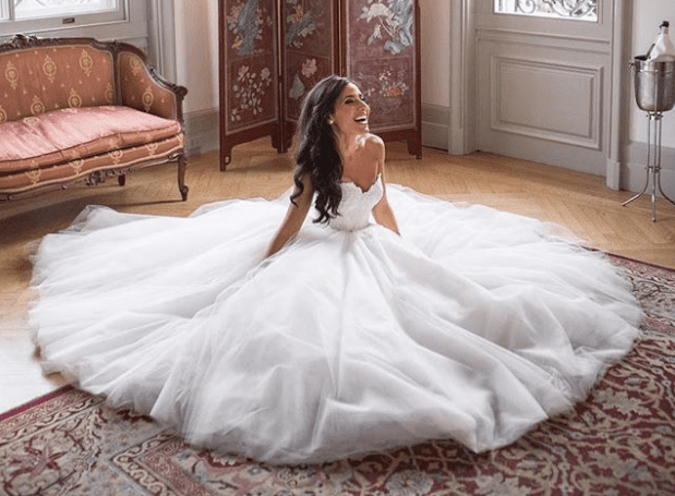 FEMININE SILHOUETTES AND CAPTIVATING CUTOUT